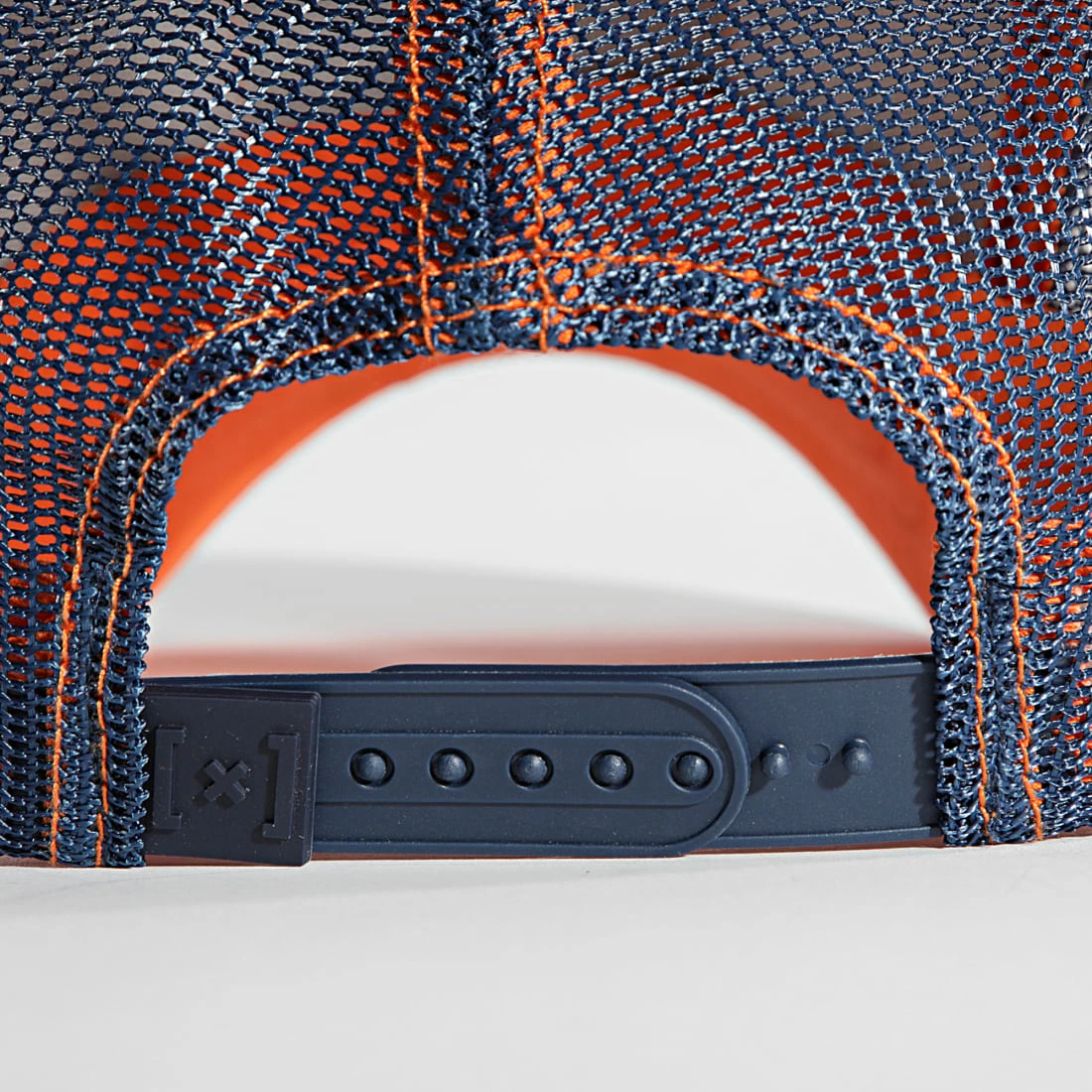 Remise ✨ Casquette Trucker Goku Bleu Marine Blanc de Capslab 🎉 3 Remise ✨ Casquette Trucker Goku Bleu Marine Blanc de Capslab 🎉 – Image 3