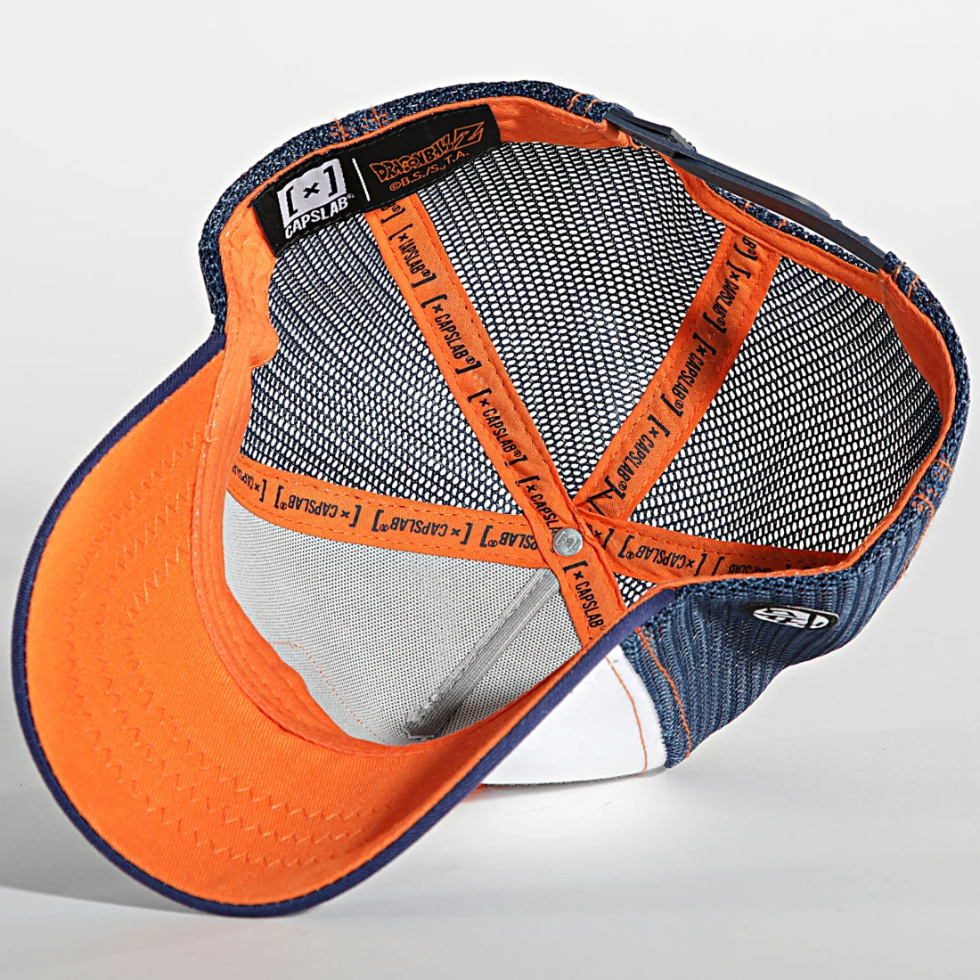 Remise ✨ Casquette Trucker Goku Bleu Marine Blanc de Capslab 🎉 4 Remise ✨ Casquette Trucker Goku Bleu Marine Blanc de Capslab 🎉 – Image 4