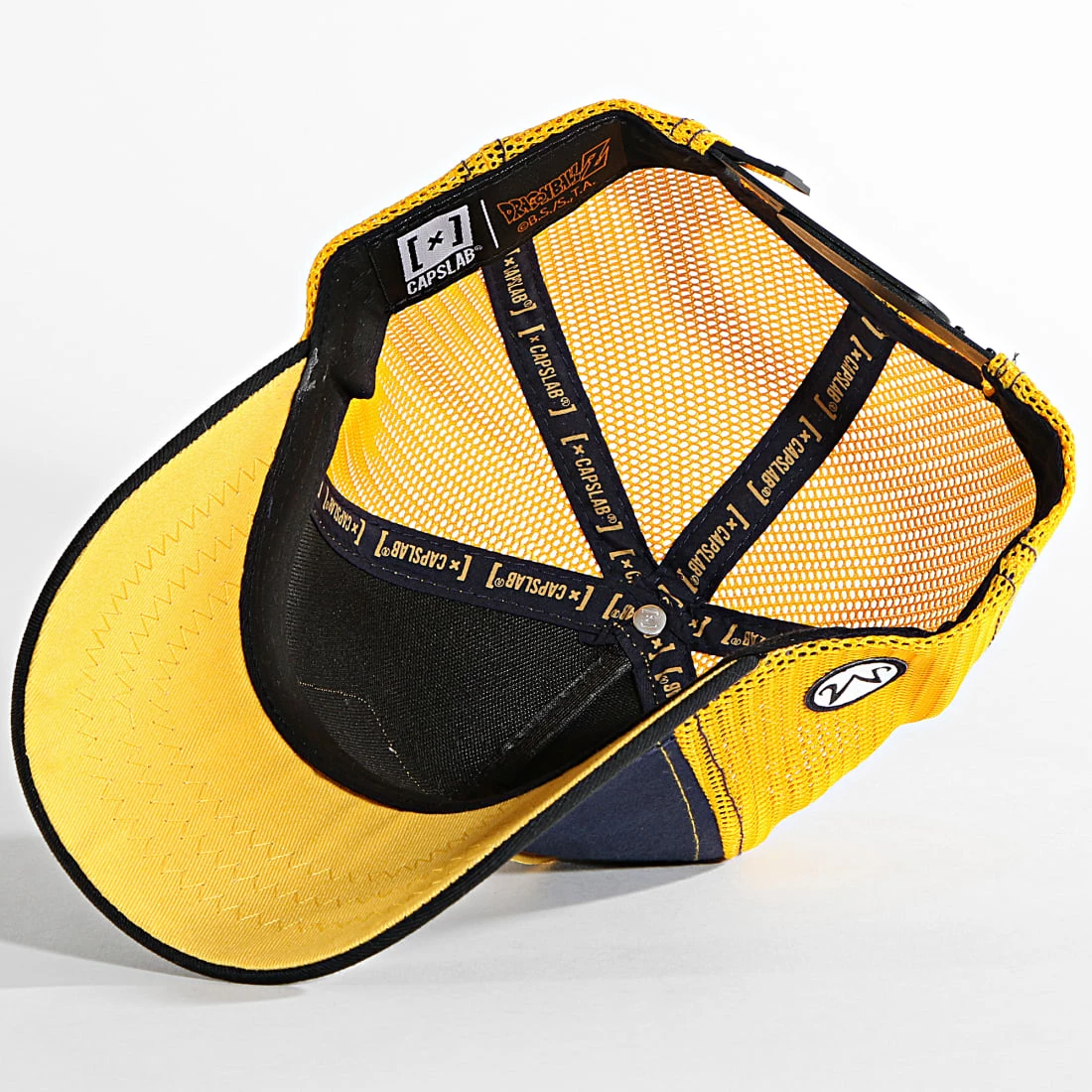 Vente flash 💯 Casquette Trucker Majin Vegeta Bleu Marine Jaune de Capslab 😍 4 Vente flash 💯 Casquette Trucker Majin Vegeta Bleu Marine Jaune de Capslab 😍 – Image 4