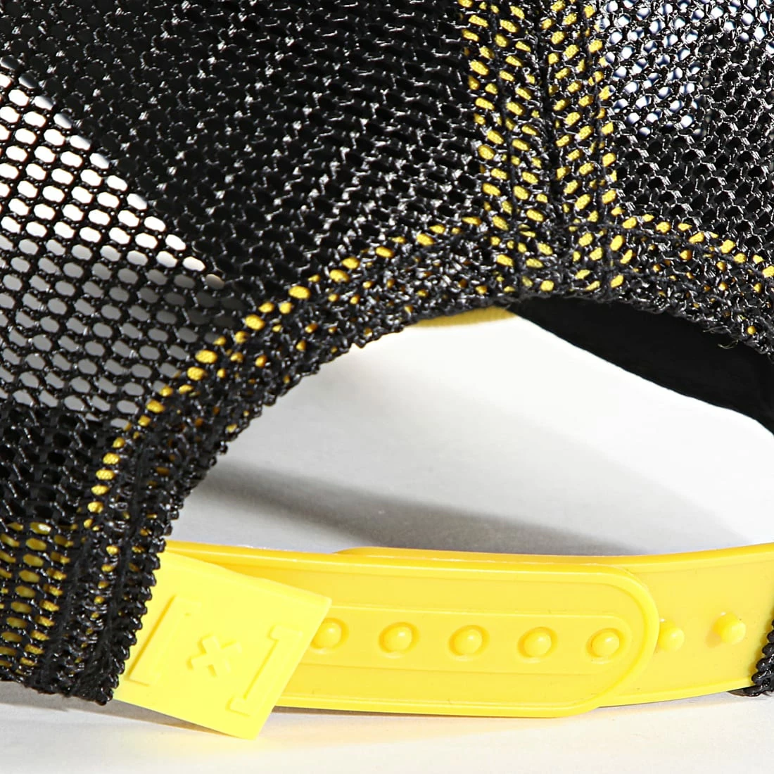 Meilleure vente 👏 Casquette Trucker Pikachu Noir Jaune de Capslab ✨ 3 Meilleure vente 👏 Casquette Trucker Pikachu Noir Jaune de Capslab ✨ – Image 3